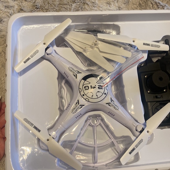 Brand new remote control WiFi drone with camera holder - Picture 2 of 4